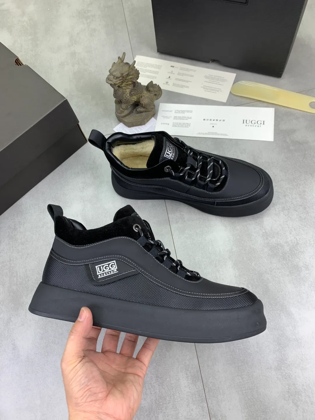 Men's shoes 💰P640 New arrival 🆕🆕🆕 New IUGGI men's shoes. Real cowhide on the outside. Australian wool on the inside. Lightweight and easy to put on. The brand logo has a high-end feel. Men's style! Men's style! Retro outdoor shoes are rarely seen on the market. They look great on the feet. Mainly because they are so stylish. Color: black, gray, maroon. Size: 39-44 999-20